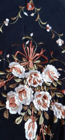 Handgestickte Seidenschal mit Blumenmotiv, elegant und chic