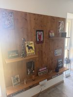 Panneau mural décoratif en bois avec étagères intégrées!