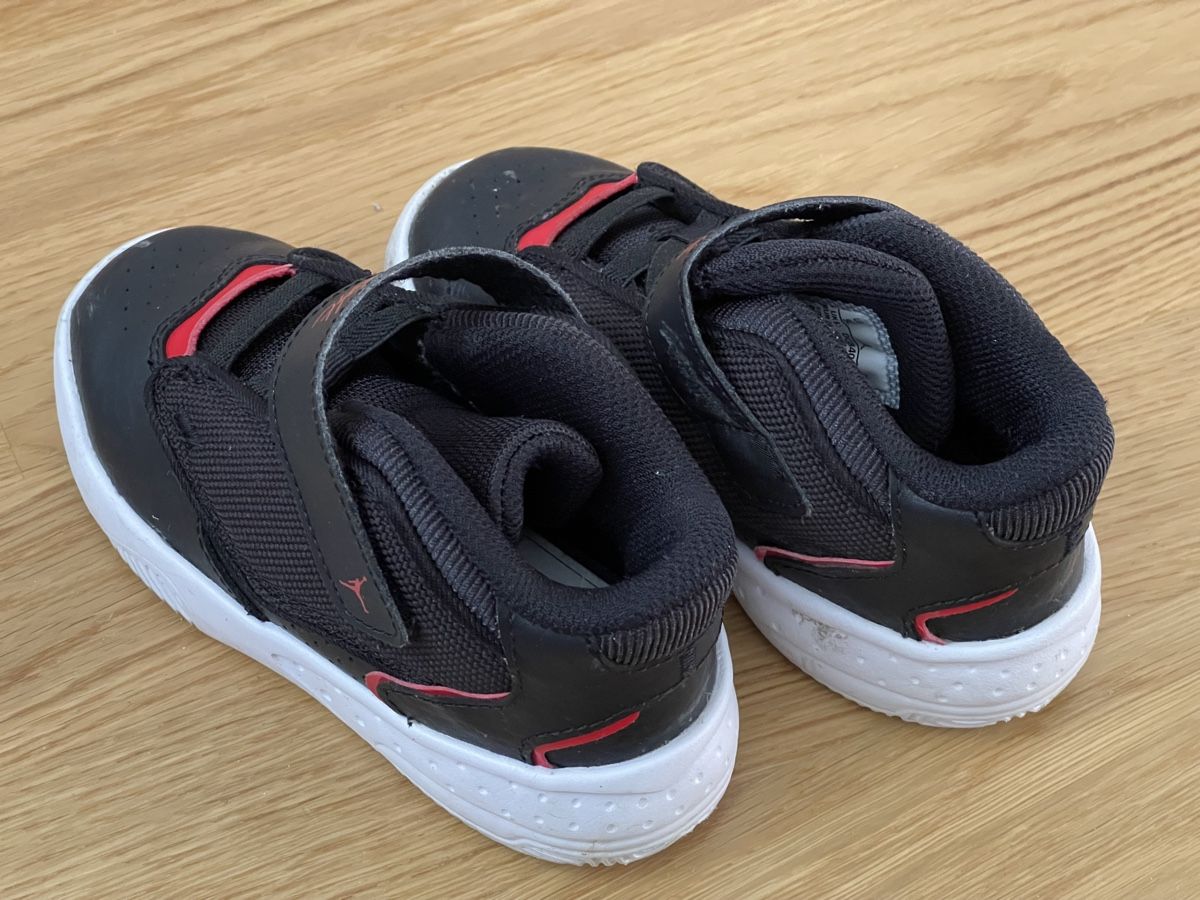 Chaussures garçon: Baskets Nike Jordan noires et rouges – D'occasion à Bussigny par Dali430 1