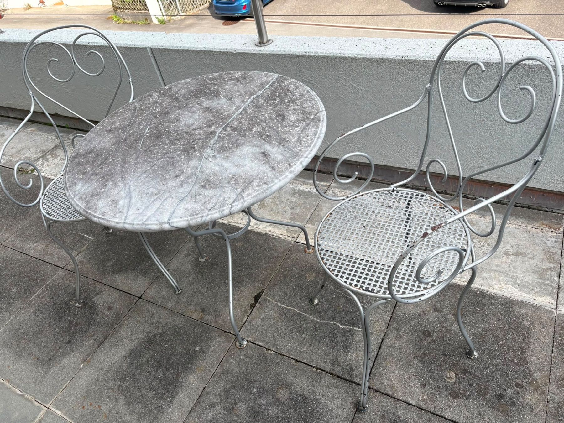 Set de table et chaises: Granitttisch mit 2Stühlen – D'occasion à Wolhusen par STUR11 1
