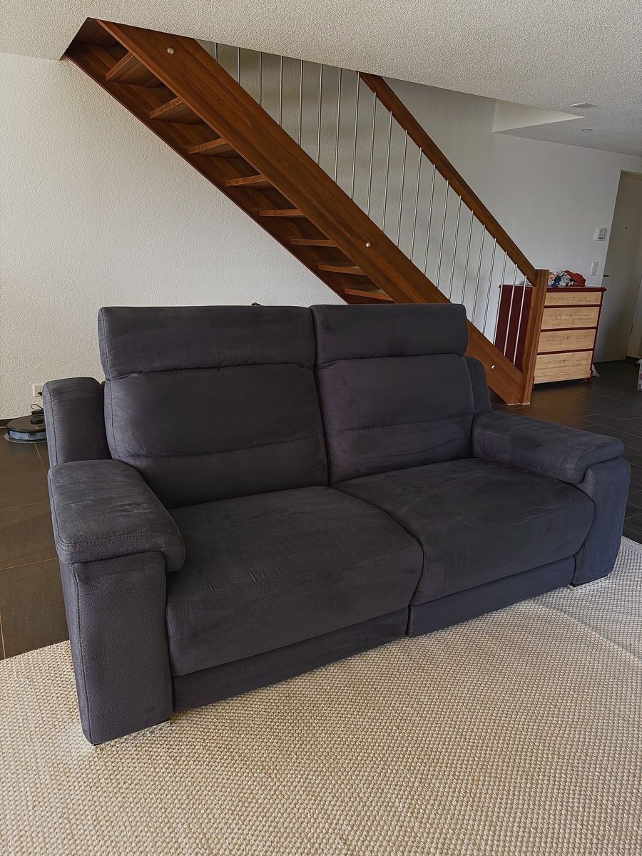 Divani: Comfortable Grey 2-Seater Sofa – Usato da Oberhofen Thun'see venduto da mgncrk