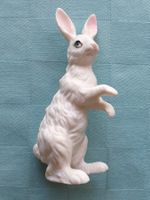 kleine Hasen - Figur   auf den Hinterläufen Porzellan