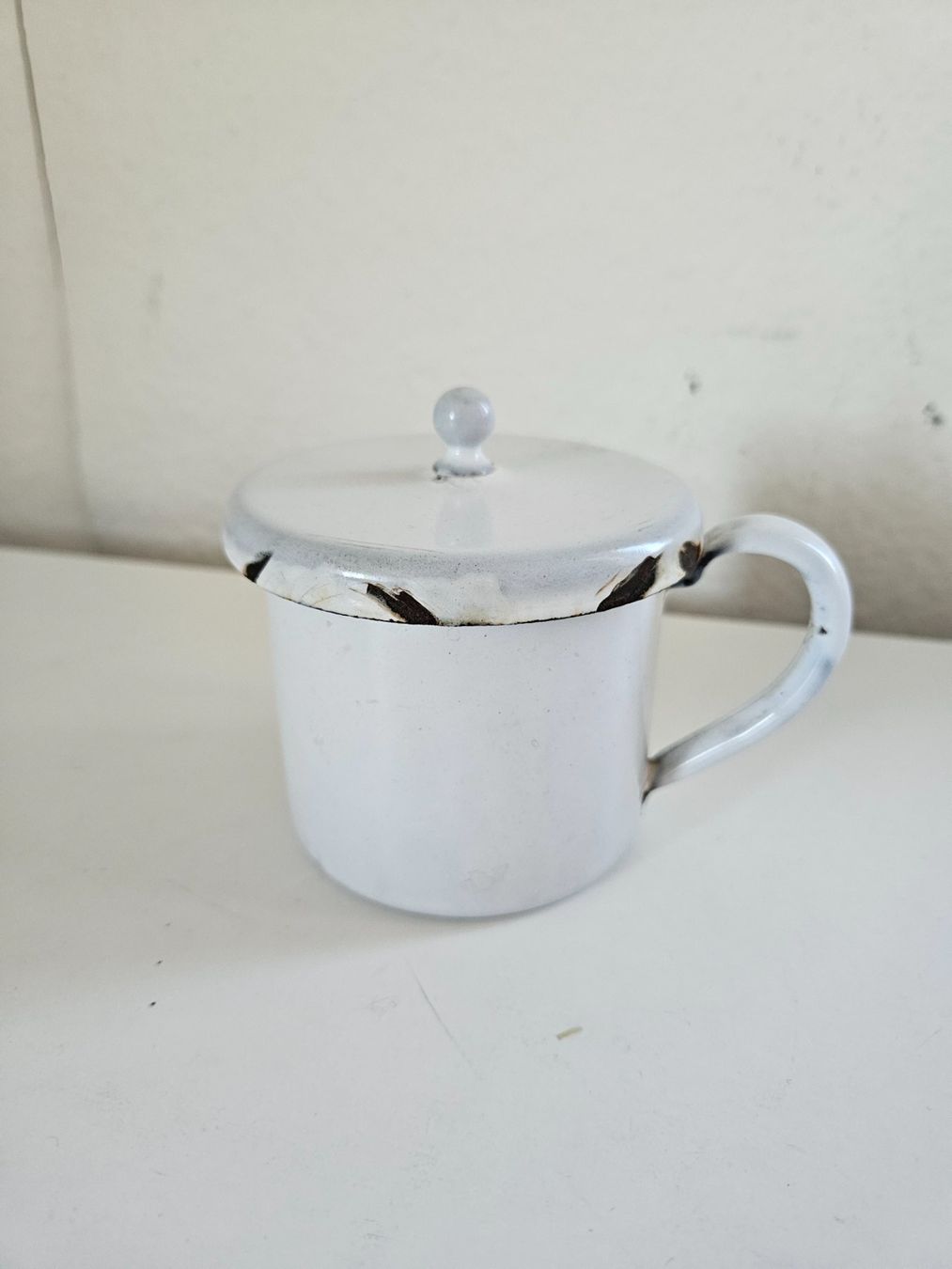 Ciotole: Emaille Spuck-Napf mit Deckel antik – Usato da Urdorf venduto da Colina 1