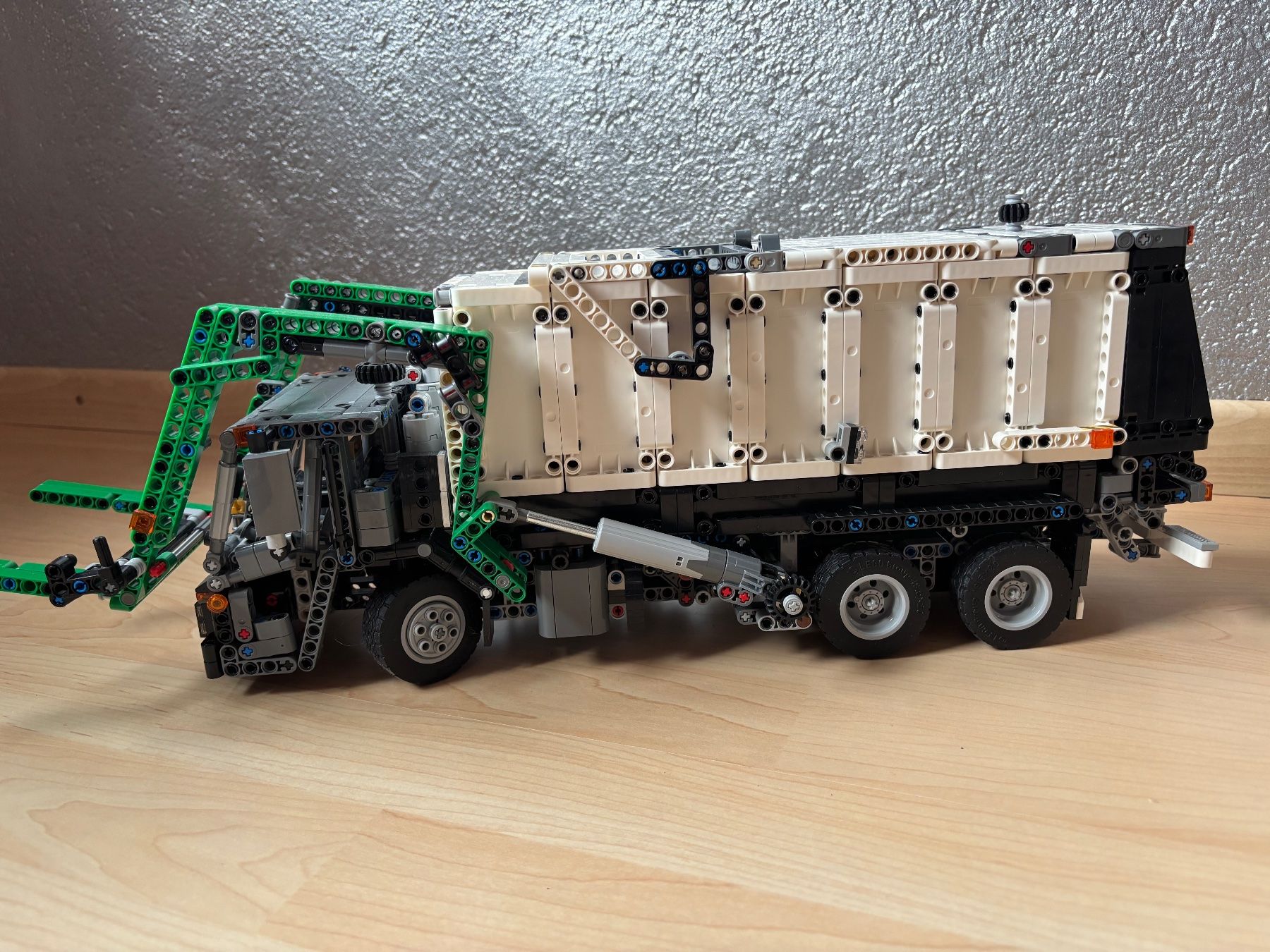 Lego Kit di costruzioni: LEGO 42078 Technic Mack Anthem – Usato da Mauren venduto da Greiner