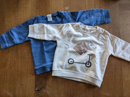 Schlichter blauer Pullover und einer mit Bär
