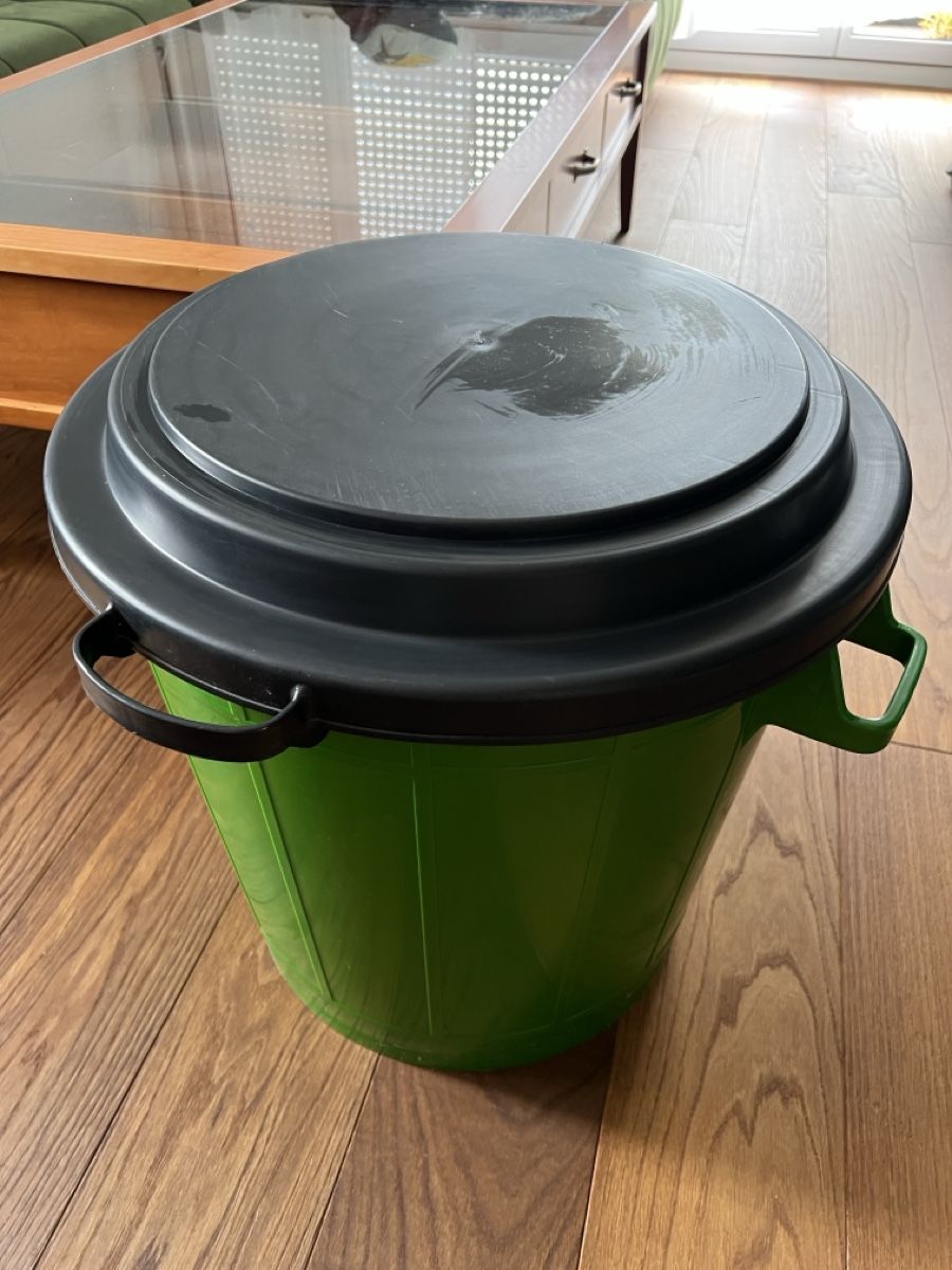 Autres articles pour la maison: Grüner Eimer mit Deckel – D'occasion à Ebmatingen par mah_w7jj