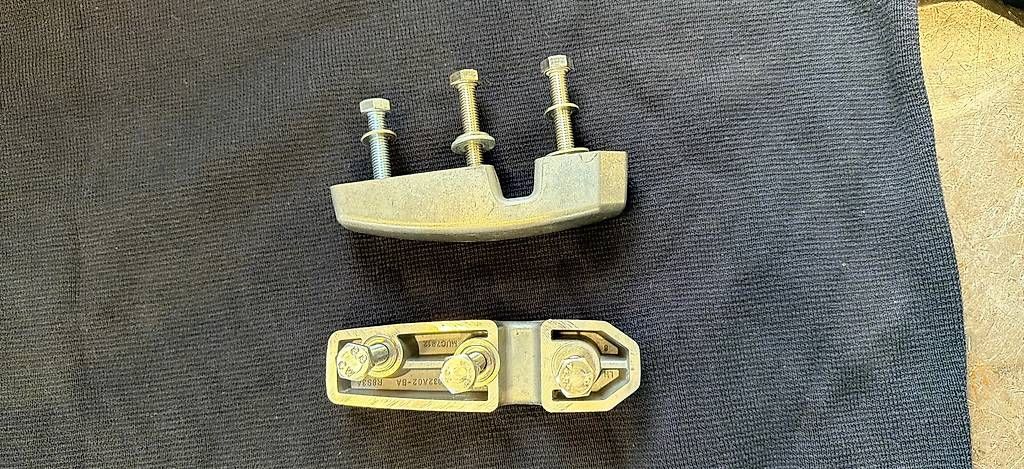Accessori per altri veicoli: Scheibenrahmenhalter Landrover Defender – Usato da Attikon venduto da Rinca 1