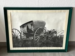 Antike Kutsche - Schwarzweiss Foto im grünen Rahmen 51x70