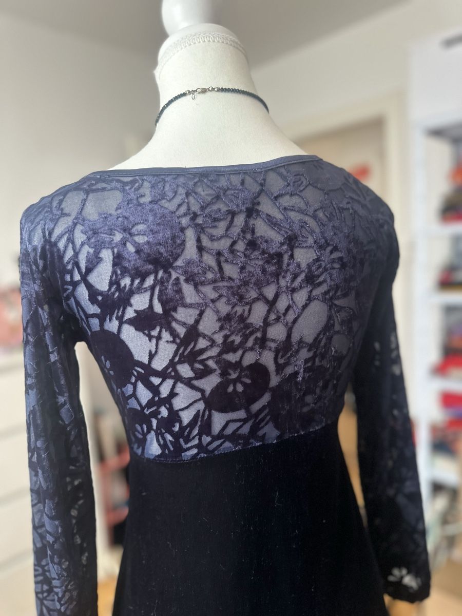 H&M Robes: Wunderschönes Samtkleid von H&M – D'occasion à Zürich par PuraVida111 2