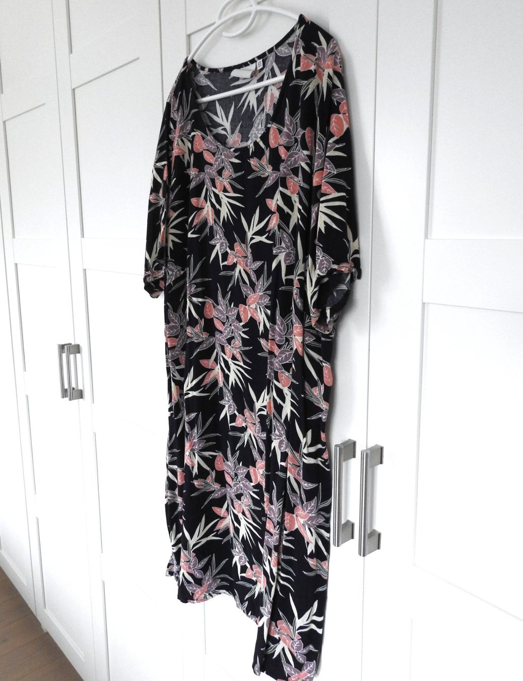 Vero Moda Vestiti: Freizeitkleid, JUNAROSE, Dunkelblau mit Blumen, Grösse 48 – Usato da Büttenhardt venduto da LexyMara