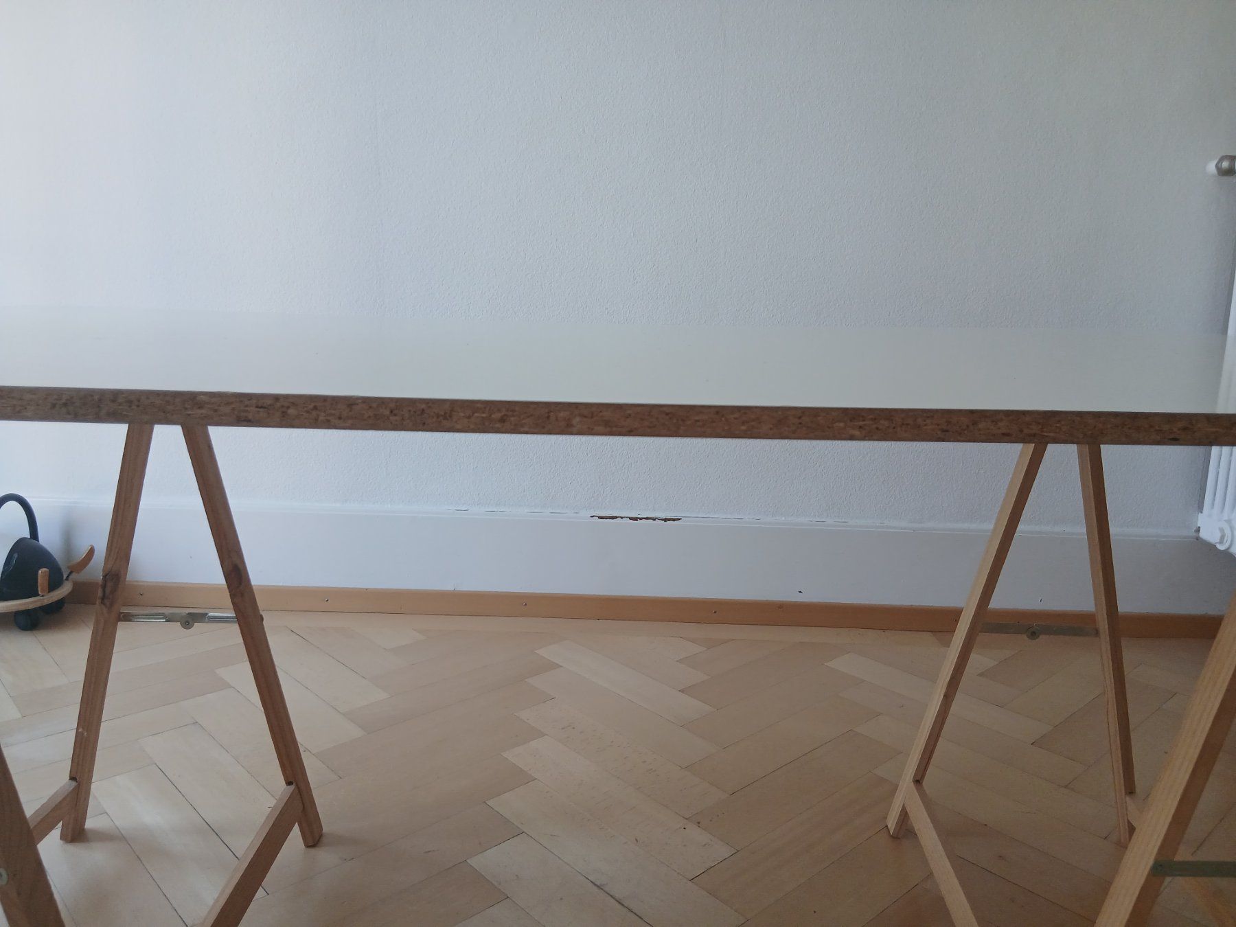 Pfister Tische: Tisch: Holzplatte mit 2 Malerböcken – Gebraucht aus Biel/Bienne von lis_gz7s 3