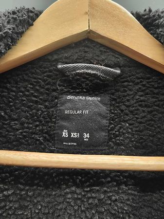 Veste en jeans et polaire noire