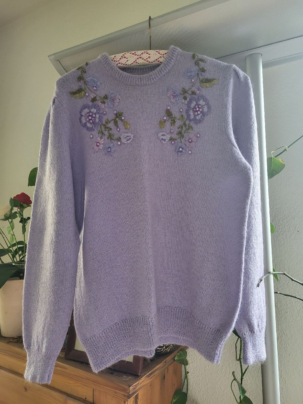 Maglioni & Felpe: Lila Strickpullover mit Blumenmuster, 100% Wolle Grösse M, – Nuovo (secondo la descrizione) da Winterthur venduto da rab_tr8n 3