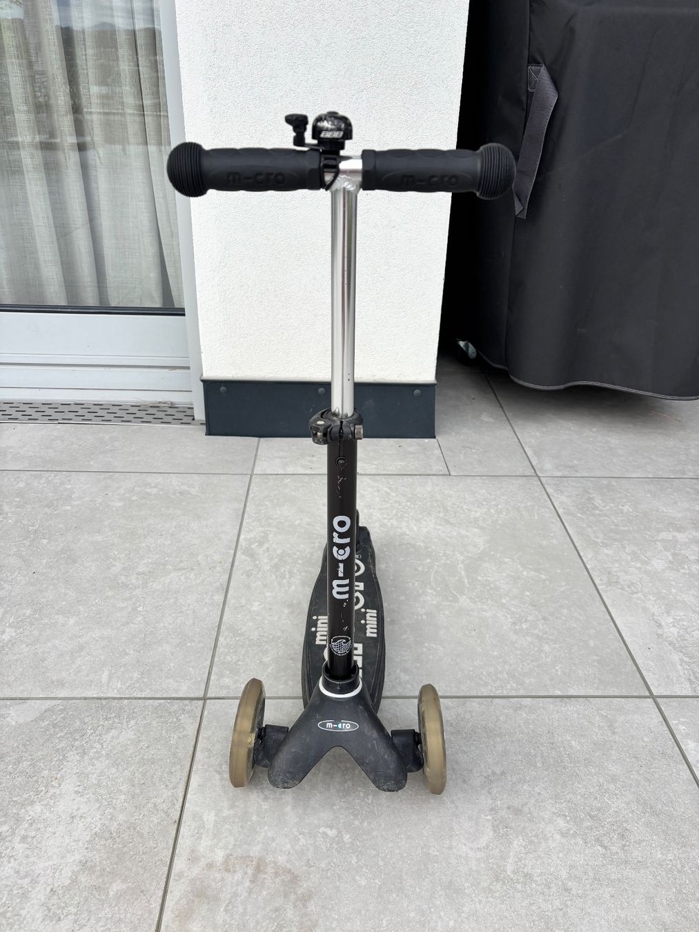 Micro Kickboard: Schwarzes Micro Trotti- mir 2 led Räder vorne – Usato da Meilen venduto da Isabelle8706