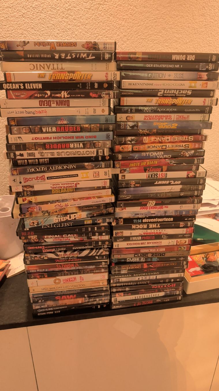 Tutti i DVDs: Dvd Sammlung ca. 80 DVD – Usato da Gränichen venduto da Krethiundplethi