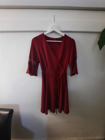 Weinrotes Kleid kurz