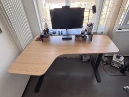 IKEA Bekant Eckschreibtisch mit elek. Höhenverstellung