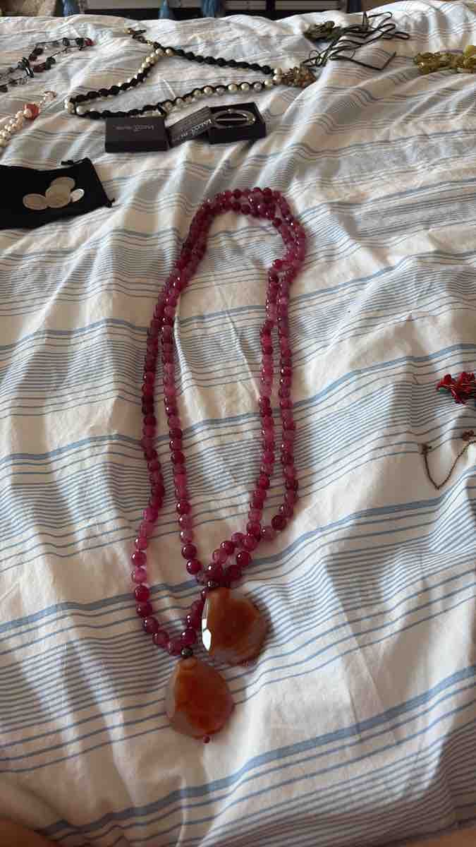 Colliers: Collier de perles roses avec pendentifs en agate – D'occasion à Puidoux par ray_2b5z