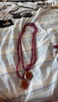 Collier de perles roses avec pendentifs en agate