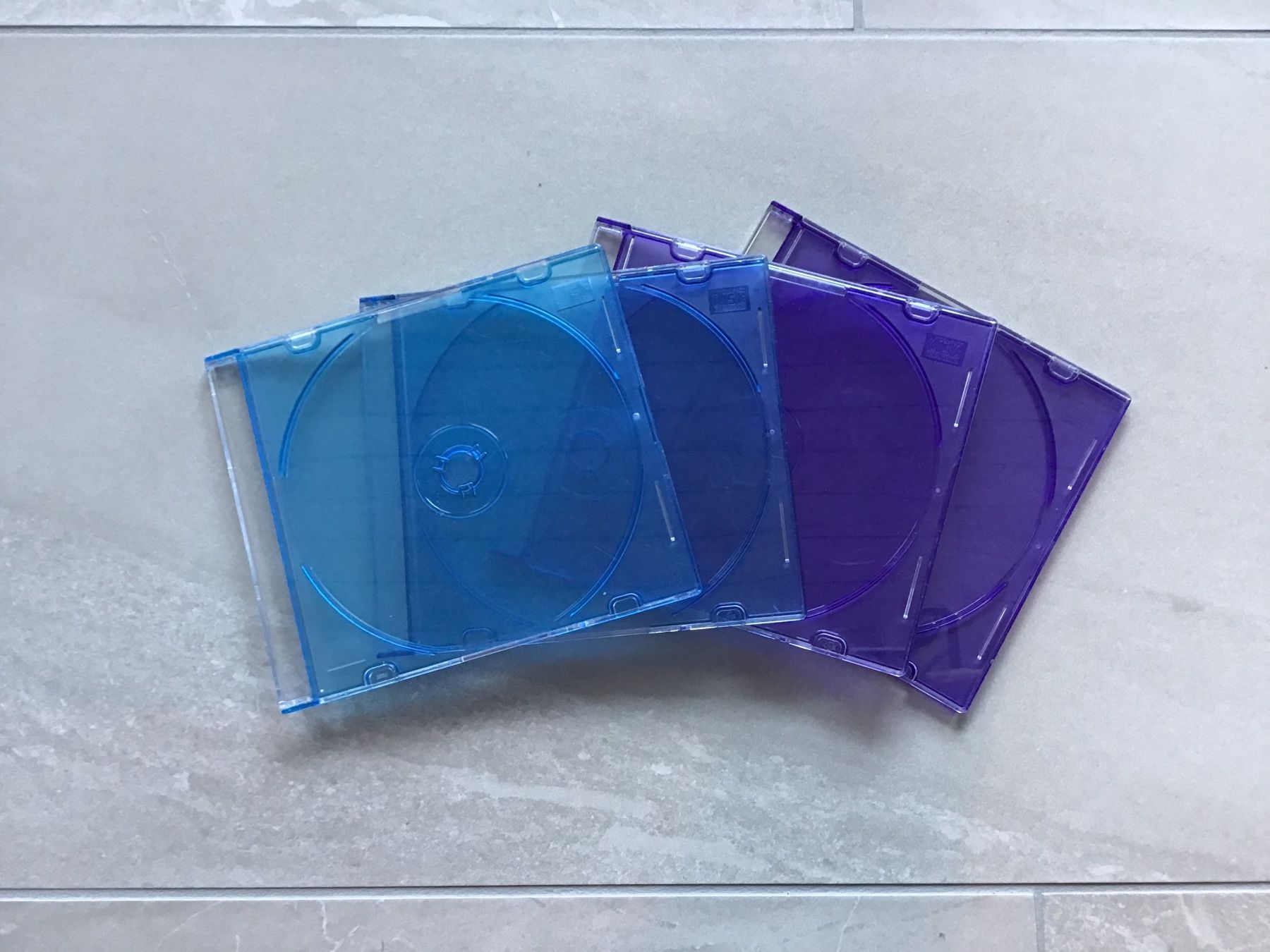 CD: CD Hülle 4-er Set dünn blau violett – Usato da Giswil venduto da Pingu109