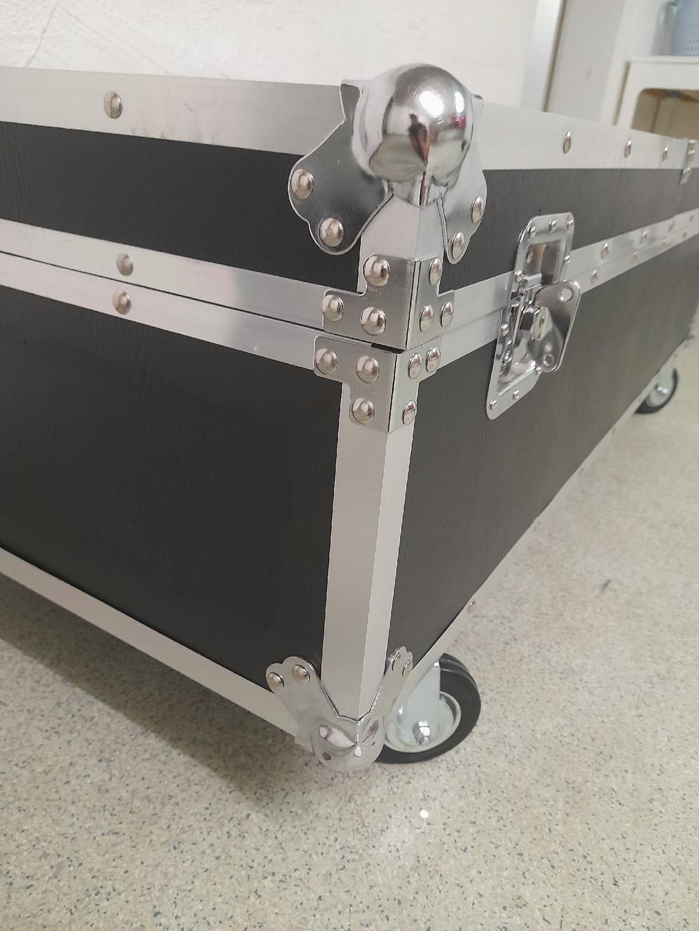 Maisons du monde Tavoli: Flightcase Design Couchtisch – Usato da Glattbrugg venduto da B_B 5