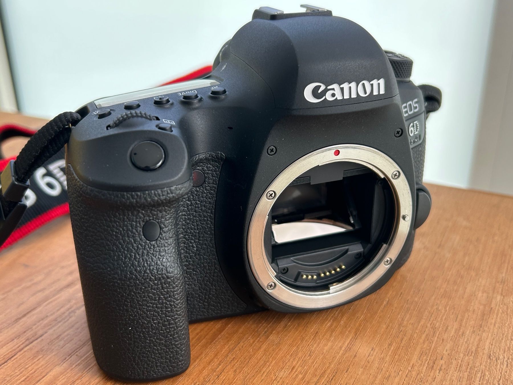 Canon Kamera: Canon EOS 6D Mark II 2 Body Vollformat inkl. 2 Akku – Gebraucht aus Zürich von  1