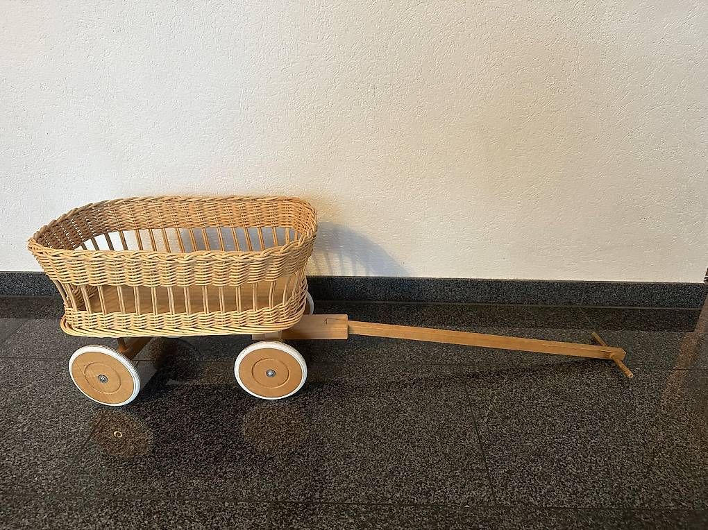 Carrozzine per bambole: Holz-Puppenwagen mit Korbgeflecht – Usato da Schänis venduto da patrickangehrn 1
