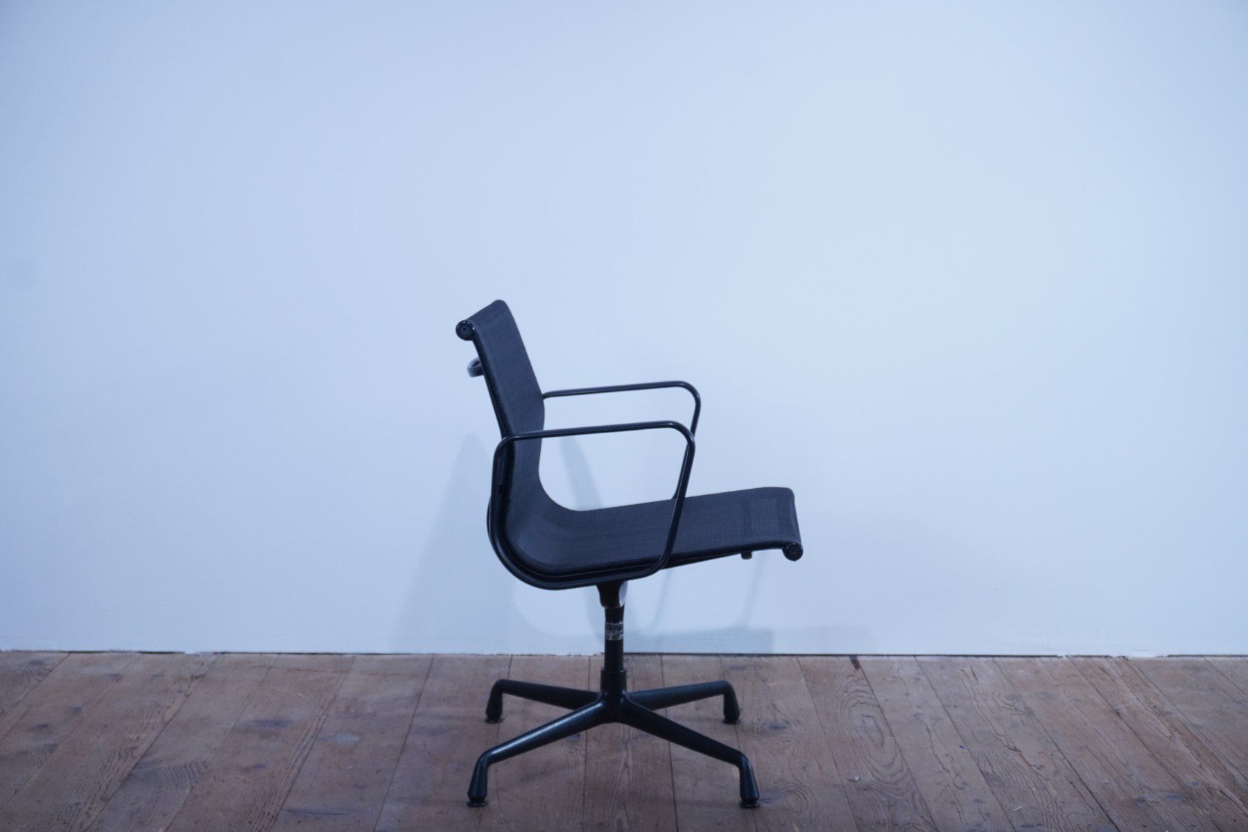 Vitra Sedie: Vitra Eames Alu Chair EA108 Netz schwarz – Usato da Bad Zurzach venduto da QLASSIQ 1