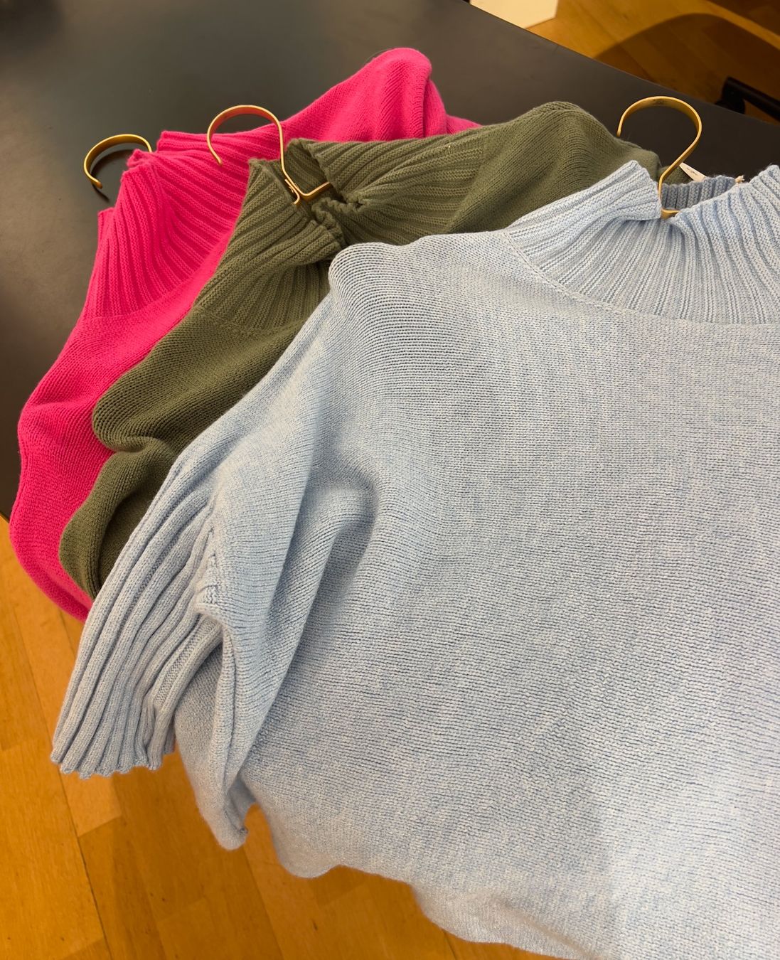 Pullover & Sweatshirts: Kurzarm-Pullover / Shirt in olive – Neu und originalverpackt aus Zürich von Naebeli 2