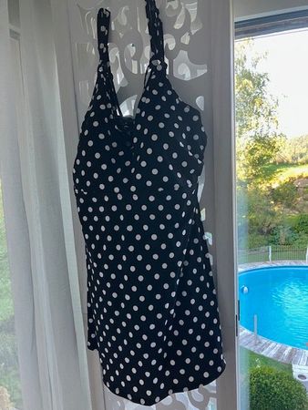 schwarz-weiss getupftes badkleid gr.48