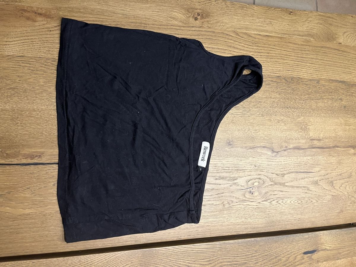 Blouses, T-shirts & Tops: schwarzes Crop top – D'occasion à Anwil par del_5ykt