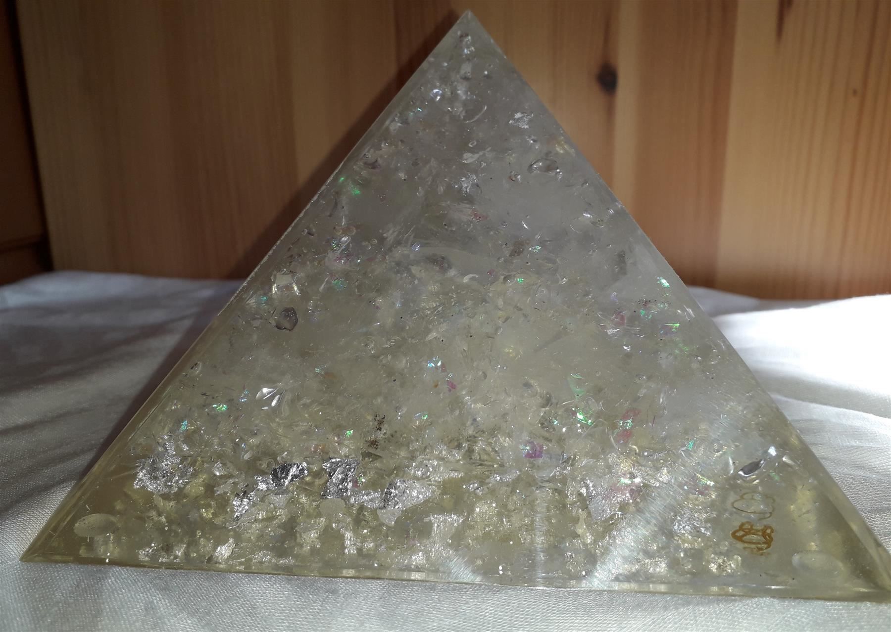Edelsteine: ORGONIT Pyramide Large * MOND Mondstein – Neu und originalverpackt aus Aeschi b. Spiez von KRONLICHT