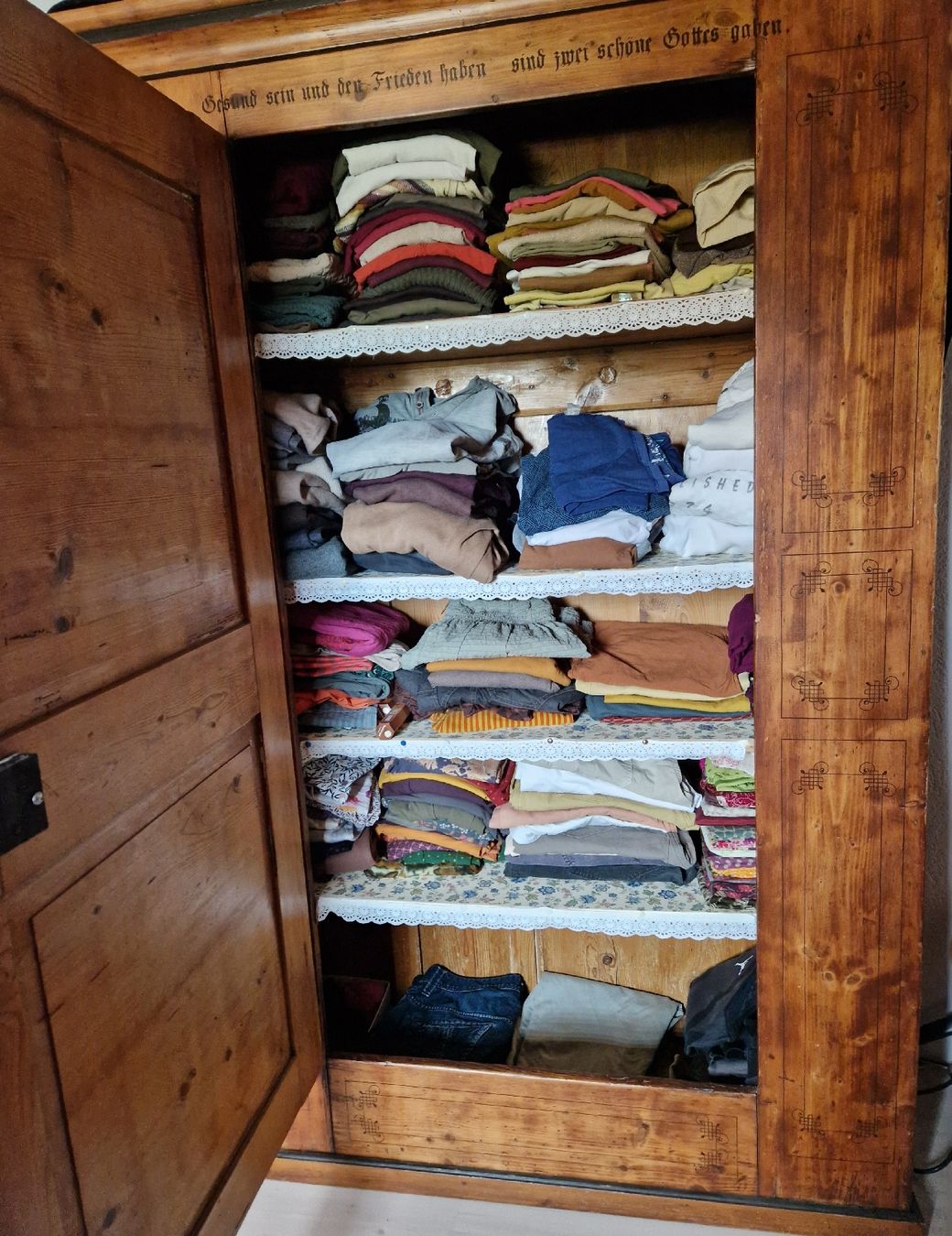 Armadi: Bauernschrank Holzschrank massiv – Usato da Lostorf venduto da kulturplatz 1