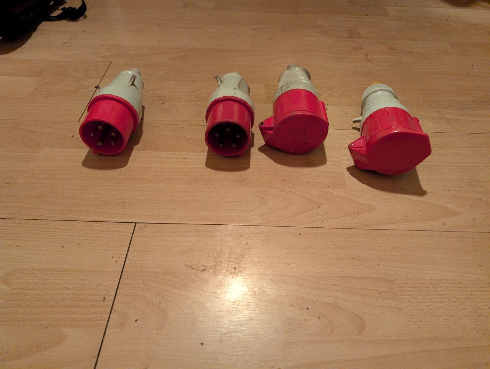 Fiches d'alim.: 4x Industriestecker CEE rot gebraucht  – D'occasion à Rickenbach BL par Laghi01 4