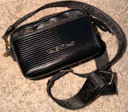 Valentino Umhängetasche schwarz mit Logo guter Zustand