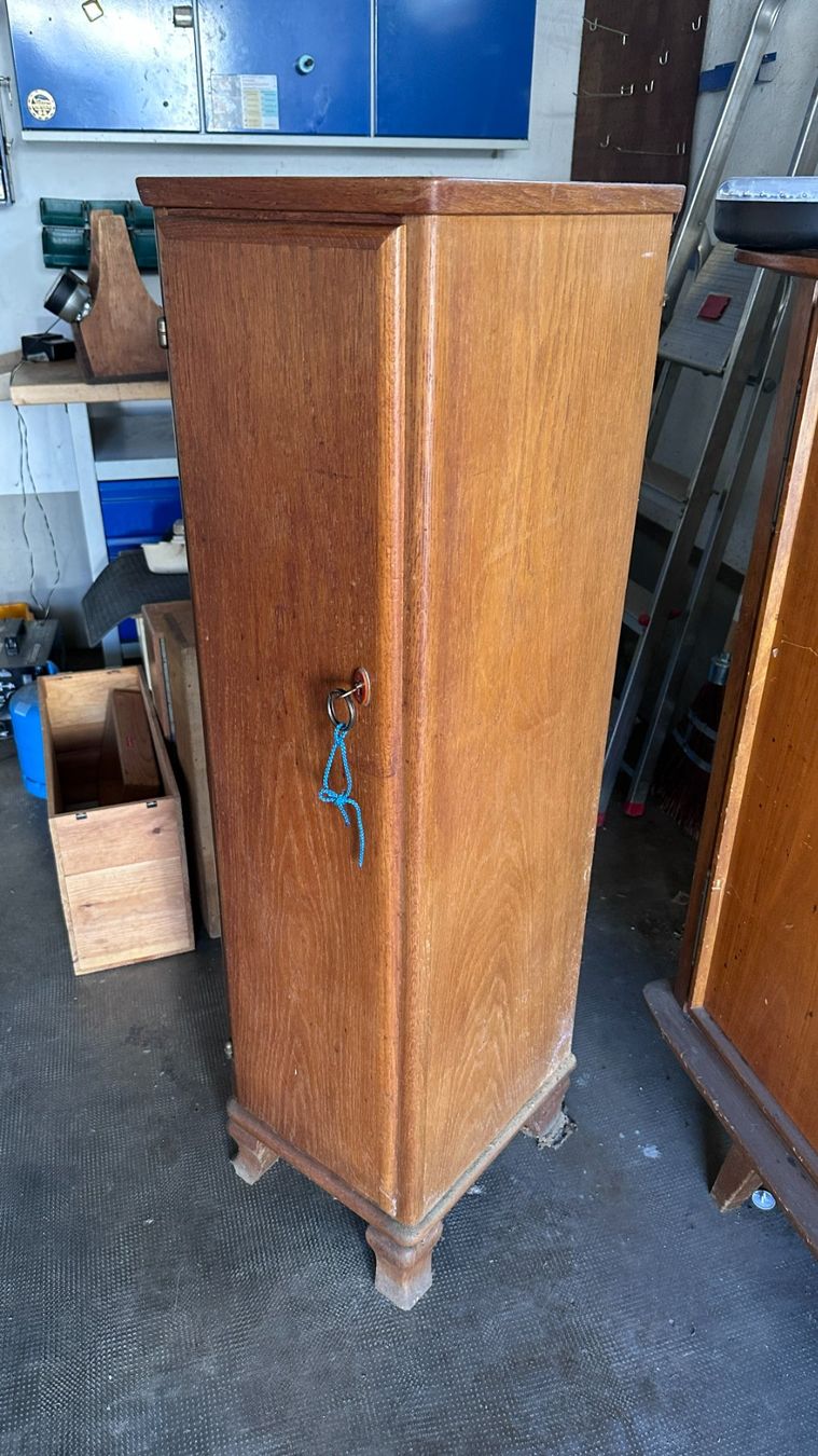Armoires: Schmaler Holzschrank mit Regalfächern gebraucht – D'occasion à Basel par Rstoessel