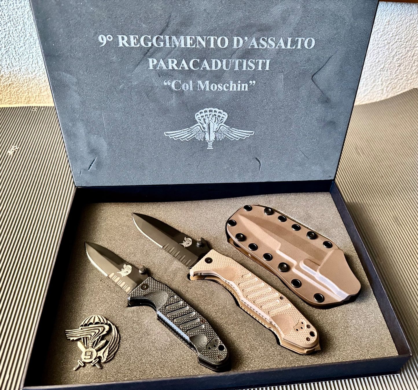 Fox Knives Militärmesser: 2 Kampfmesser 9. Fallschirm-Angriffsregiment Col Moschin – Neu und originalverpackt aus Grenchen von Pelucilu