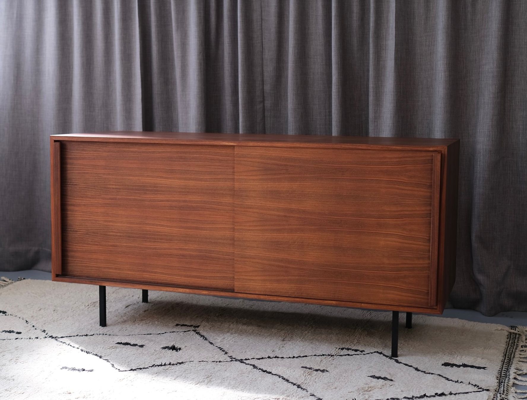 Cassettiere: Mid Century Modern Teak Sideboard, Denmark – Usato da Bern venduto da Zmodern_VIN 5