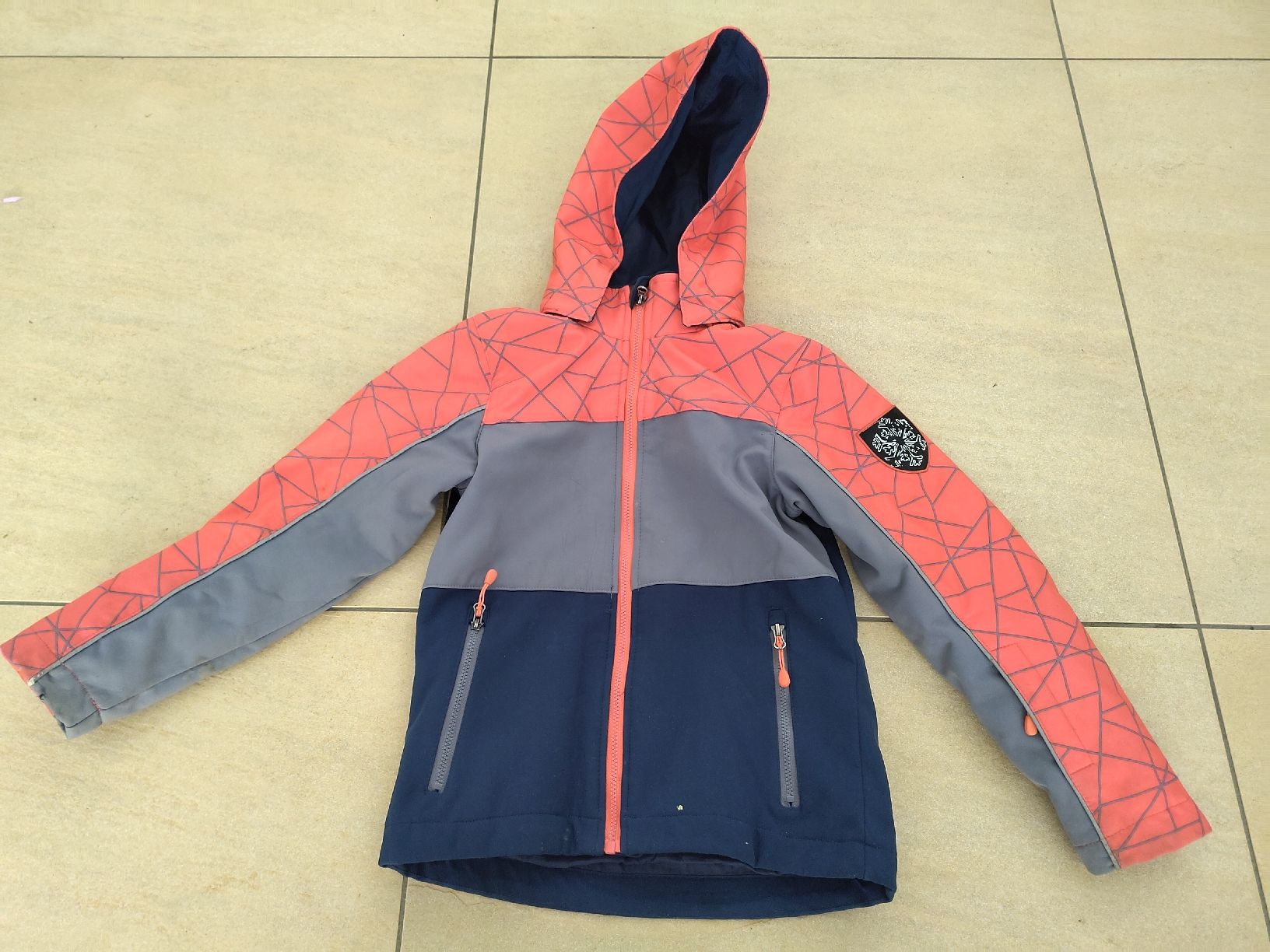 Giacche & Cappotti: Kinderjacke Softshell Grösse 128 mit Kapuze gebraucht – Usato da Embrach venduto da JenDeca