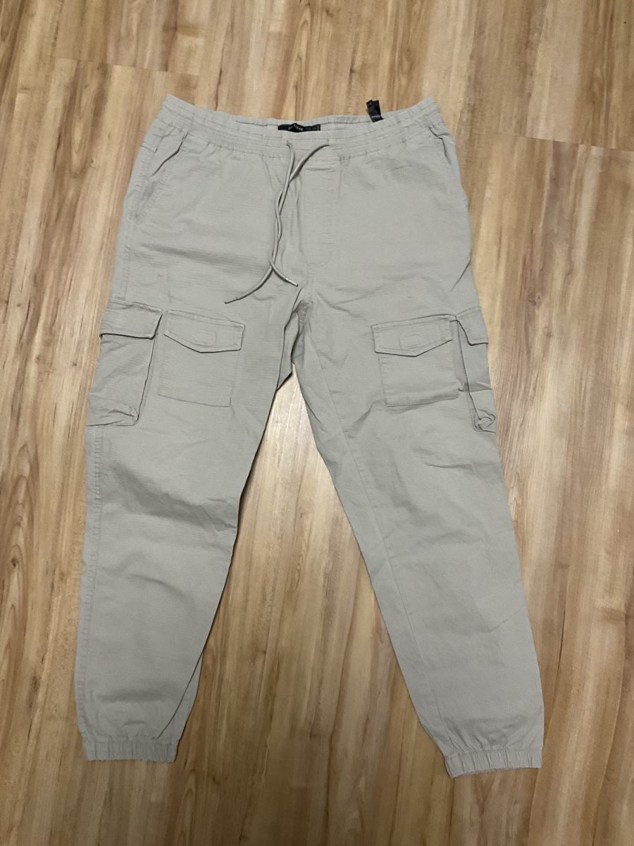 Pull&Bear Pantaloni: Herren 3x Cargohose Pull&Bear Grösse L guter Zustand – Usato da Rorschach venduto da daj_9gxt 3