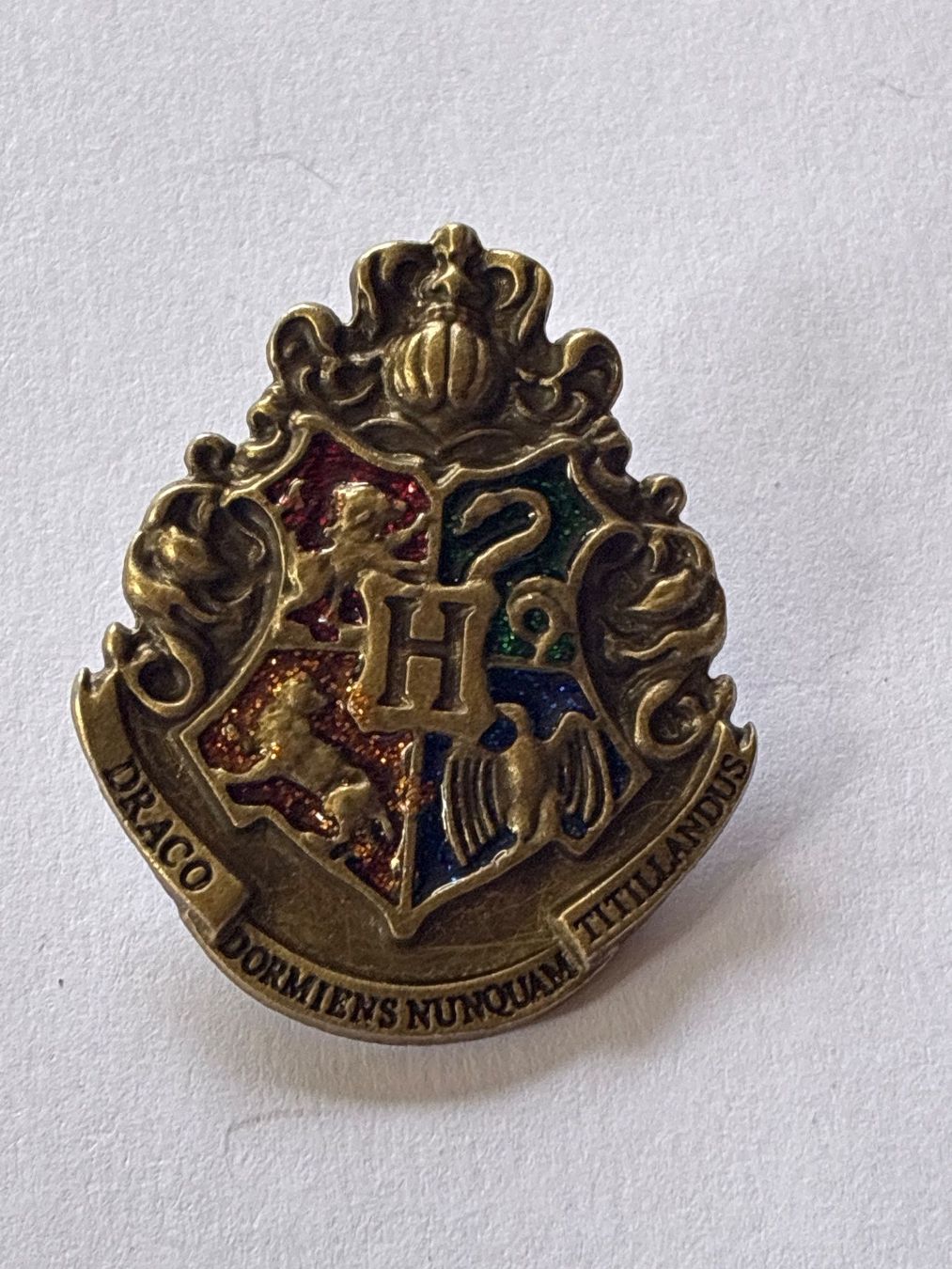 Placchette & Badge: Pin Harry Potter Wappen NEU – Nuovo (secondo la descrizione) da Allschwil venduto da Schwelheimer