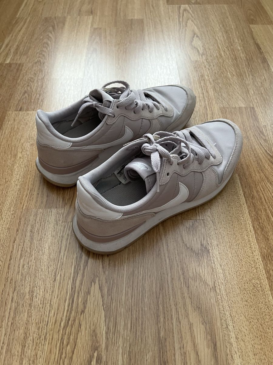 Nike Scarpe da donna: Nike Sneaker Damen 40 violett/weiss – Usato da Embrach venduto da selviv
