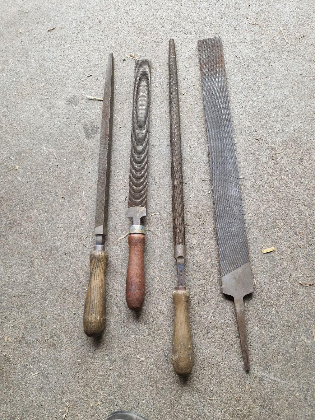 Tutti gli attrezzi: 4 grosse Metalfeilen gebraucht mit Holzgriffen – Usato da Knutwil venduto da mey_cm9n