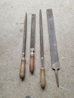 4 grosse Metalfeilen gebraucht mit Holzgriffen