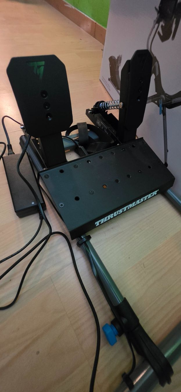 Logitech Consoles: Playseat + Thrustmaster T598 Lenkrad – D'occasion à Fulenbach par Dextrousgnat 6