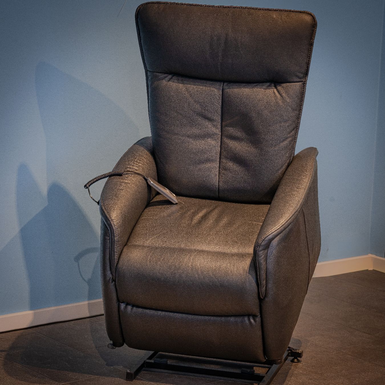Fauteuils: Relaxsessel elektrisch aus echtem Leder mit Aufstehhilfe – D'occasion à Pieterlen par Tollot 1