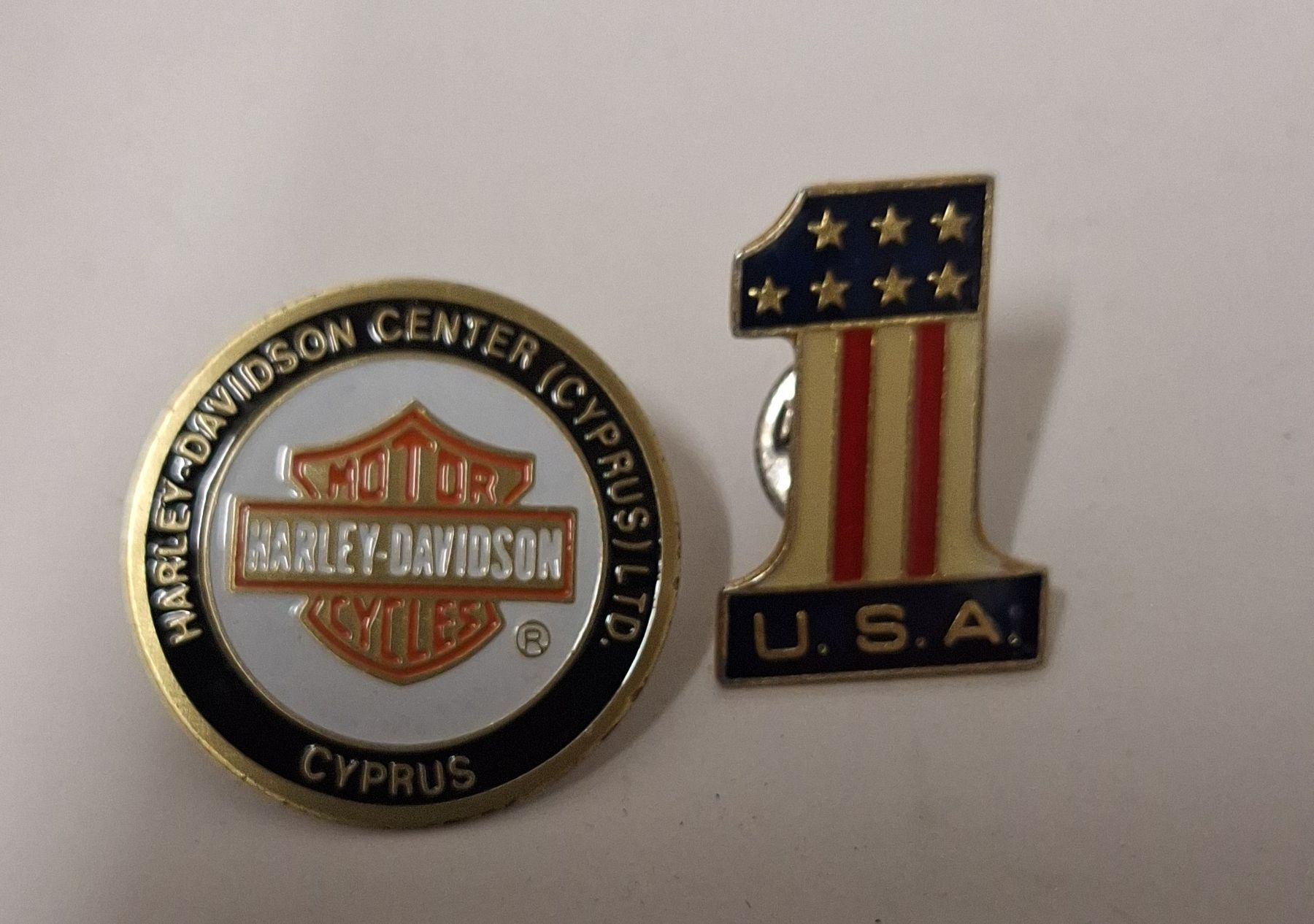 Harley-Davidson Placchette & Badge: Pin Set Harley-Davidson Cyprus USA  – Usato da Brugg AG venduto da bacbac5757