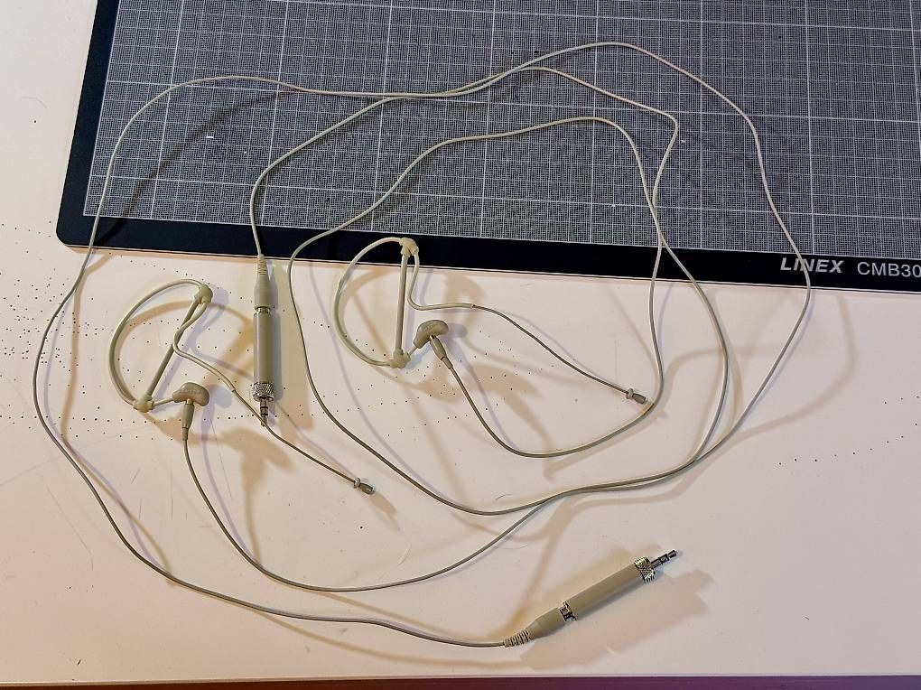 Microfoni: 2× Samson Earset-Mikrofone (tan, hautfarben) – Usato da Muri AG venduto da Ludrigen