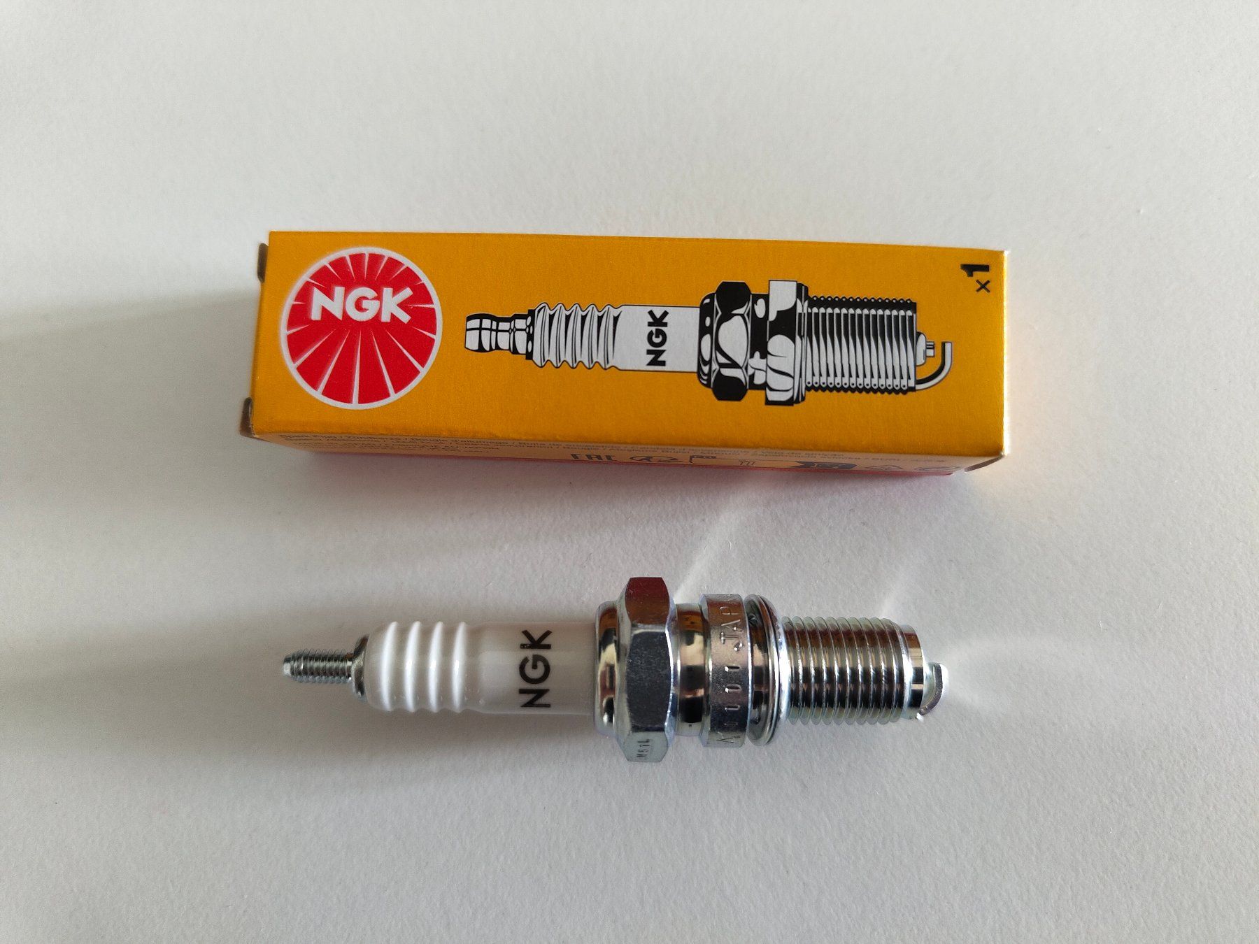 NGK Alle Motorradersatzteile: Zündkerze D8EA: Honda CB350F / CB400F – Neu und originalverpackt aus Zürich von SwissFourParts 1