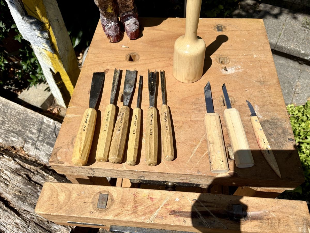 Alle Werkzeuge: Holz Schnitzwerkzeug mit Arbeitsplatz – Gebraucht aus Stüsslingen von Ideur1 1